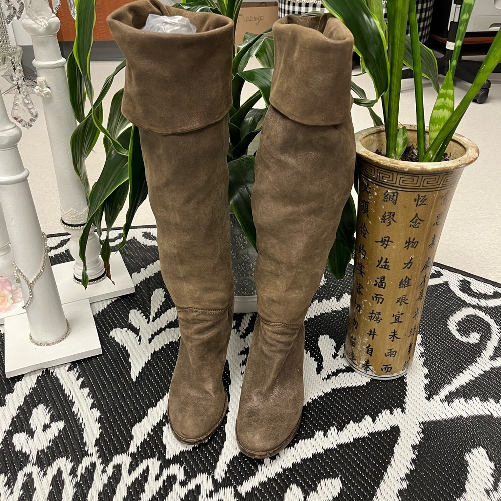 Vero Cuoio brown suede knee high boots with cuff.